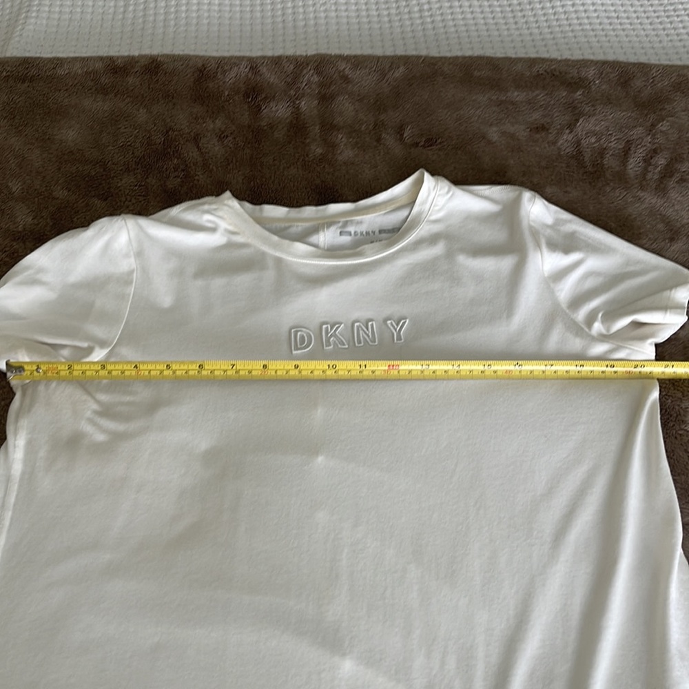 💋SALE💋DKNY Off-White Short Sleeves T-shirt with Scoop Neck, DKNY Logo. Size M. - Picture 5 of 5
